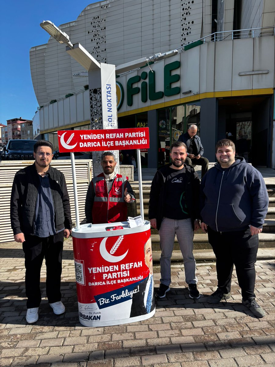 İlçe Gençlik Kolları Başkanımız Faruk DOĞAN ve yönetim kurulu üyelerimiz ile birlikte Darıca Adnan Menderes Kültür Merkezi Önünde partimiz hakkında bilgilendirme ve yeni üye kayıtları gerçekleştirmek için stant açıldı.