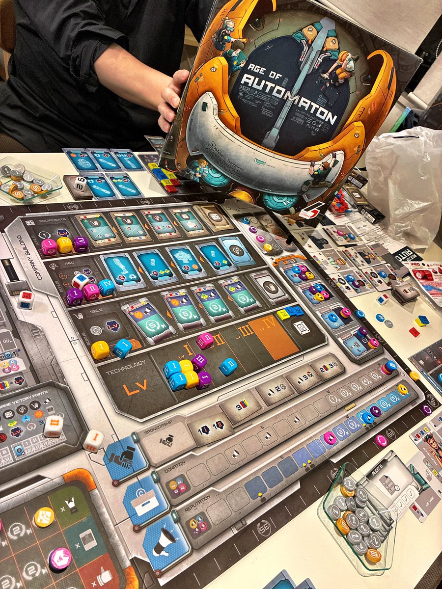 サクサク重ゲ会の締め

AGE OF AUTOMATON

聞いた事もないゲームだぁ。こういった未知のゲームとの出会いは良いですよねぇ
半分のアクションに必要な成長するダイスは使い捨てだ！
なんか説明最初聞いたときは?が沢山だったけど分かればなんとかなる！(ならない)
目標と資源に翻弄されまくりでした！