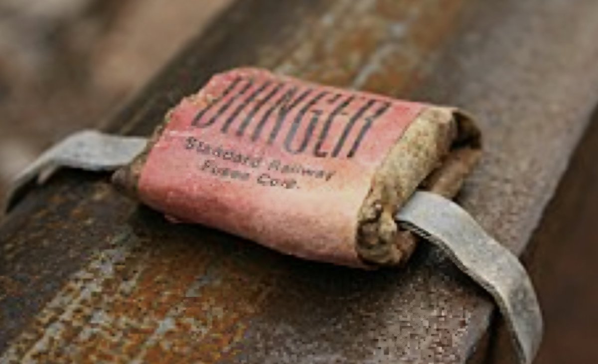 Hace unos días, se encontraron más de 800 "señales detonadoras". Las mismas q se usaron en el ferrocarril hasta los 90. Evidentemente eso no pasó a desguace en lugar correspondiente y algún HDP decidió esparcirlo por zonas urbanas. Hace unos días, dos niños resultaron heridos.