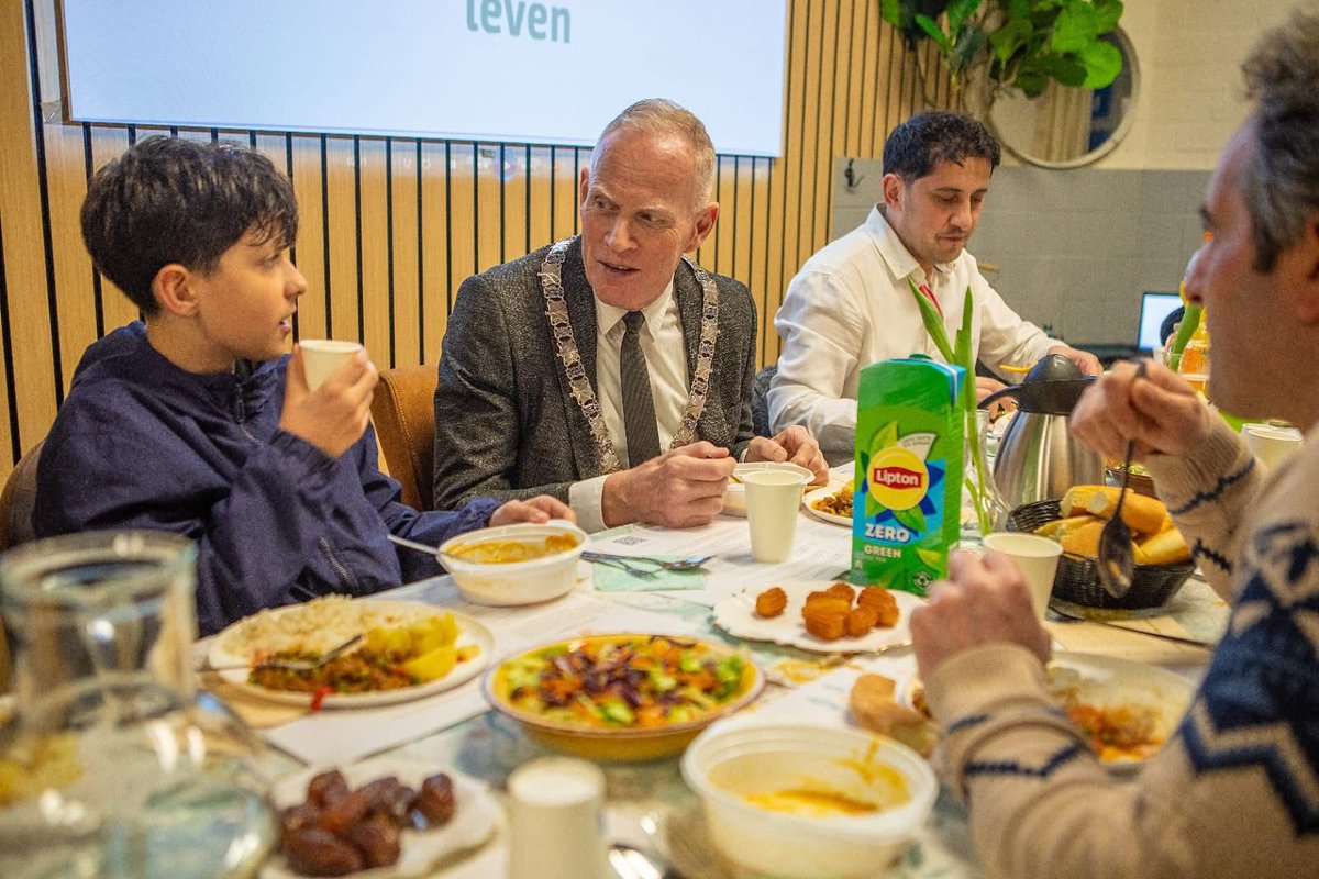 StichtingSfera's tweet photo. Gisteravond organiseerden we samen met Versa Welzijn een mooie iftar in Bussum. Burgemeester Han ter Heegde en de politie waren ook aanwezig. Mensen van verschillende nationaliteiten kwamen samen aan tafel. Heerlijke gerechten en warme gesprekken maakten de avond bijzonder. 🌙✨ https://t.co/yYVfkMV1RJ