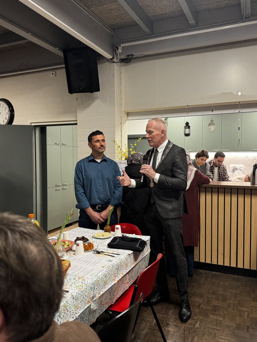 StichtingSfera's tweet photo. Gisteravond organiseerden we samen met Versa Welzijn een mooie iftar in Bussum. Burgemeester Han ter Heegde en de politie waren ook aanwezig. Mensen van verschillende nationaliteiten kwamen samen aan tafel. Heerlijke gerechten en warme gesprekken maakten de avond bijzonder. 🌙✨ https://t.co/yYVfkMV1RJ