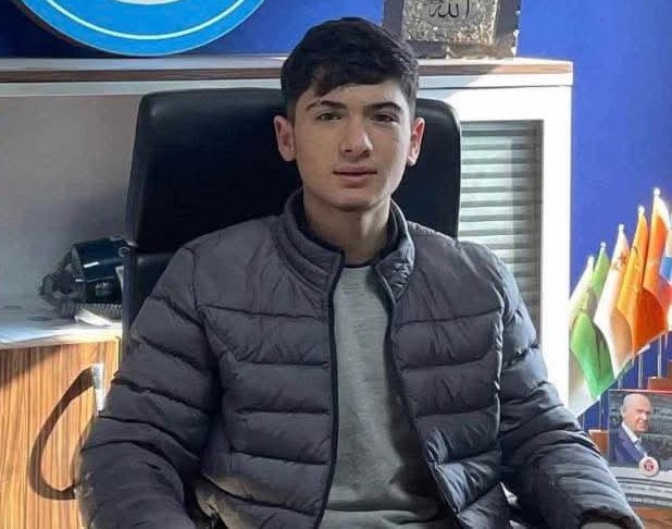 Yozgat'ta sevgi evlerinde kalan 16 yaşındaki çocuk, başıboş köpekten kaçarken düşüp başını çarptı.

Kalbi duran çocuk kurtarılamadı.