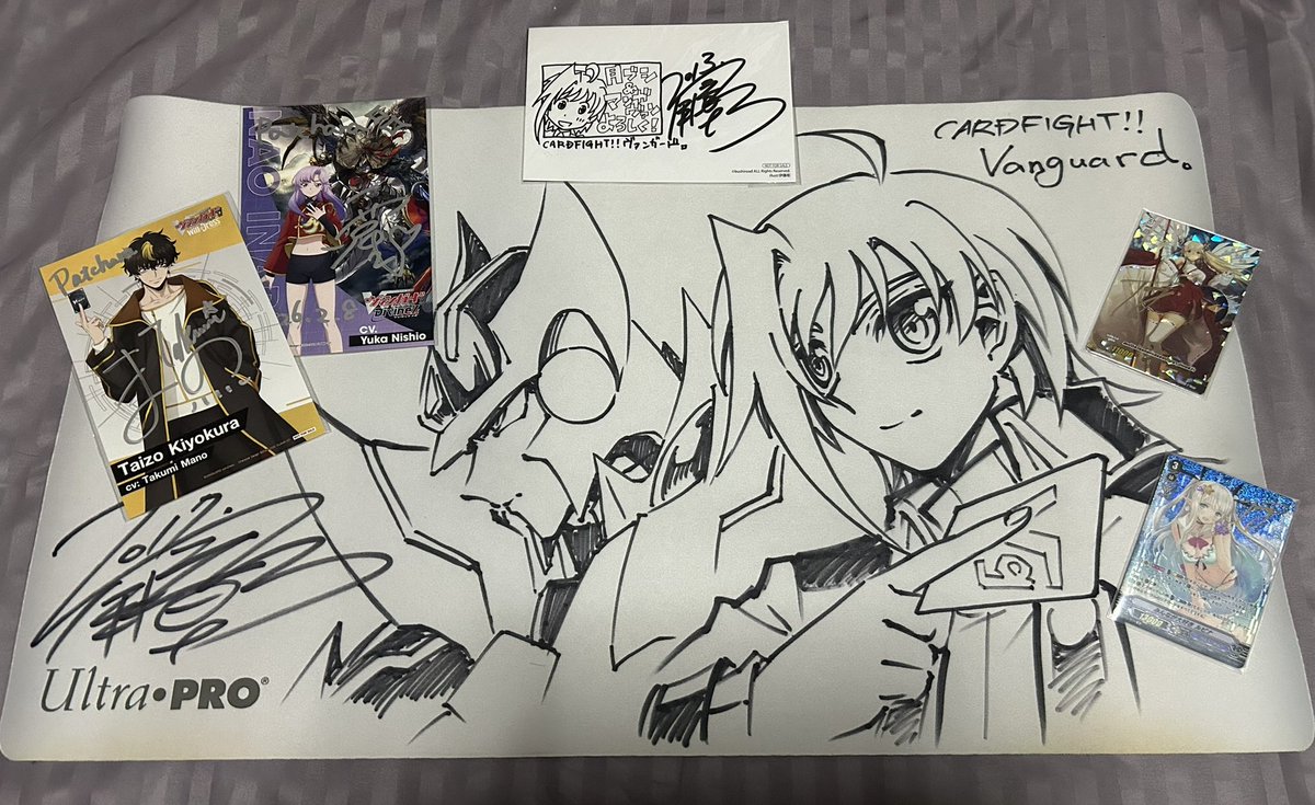 信じられないのですが、ついに手に入れることができました…！
伊藤彰先生ご本人が描かれたオリジナルプレイマットです。

今までいただいたサインを1枚の写真にまとめてみました。
改めて、カードファイト!! ヴァンガードという作品がどれだけ大好きか実感しています。

大切に一生の宝物にします。🥰