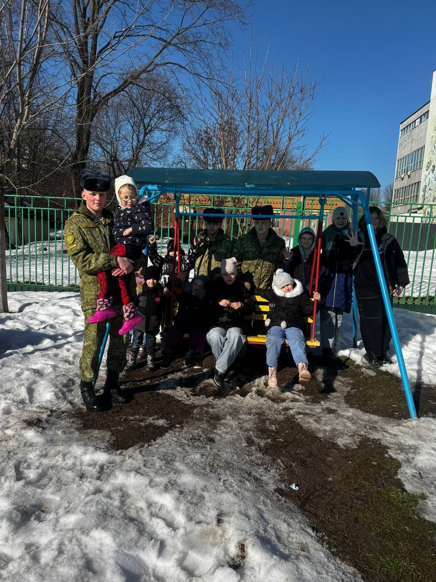 Ipsrbby's tweet photo. 🏫Курсанты 1-го курса Инст��тута пограничной службы посетили социально-педагогический «Детский городок Ленинского района»🏫

🧩Для курсантов Института пограничной службы защита Родины начинается не с рубежей, а с заботы о тех, кто меньше и слабее. https://t.co/38qGjcch7q