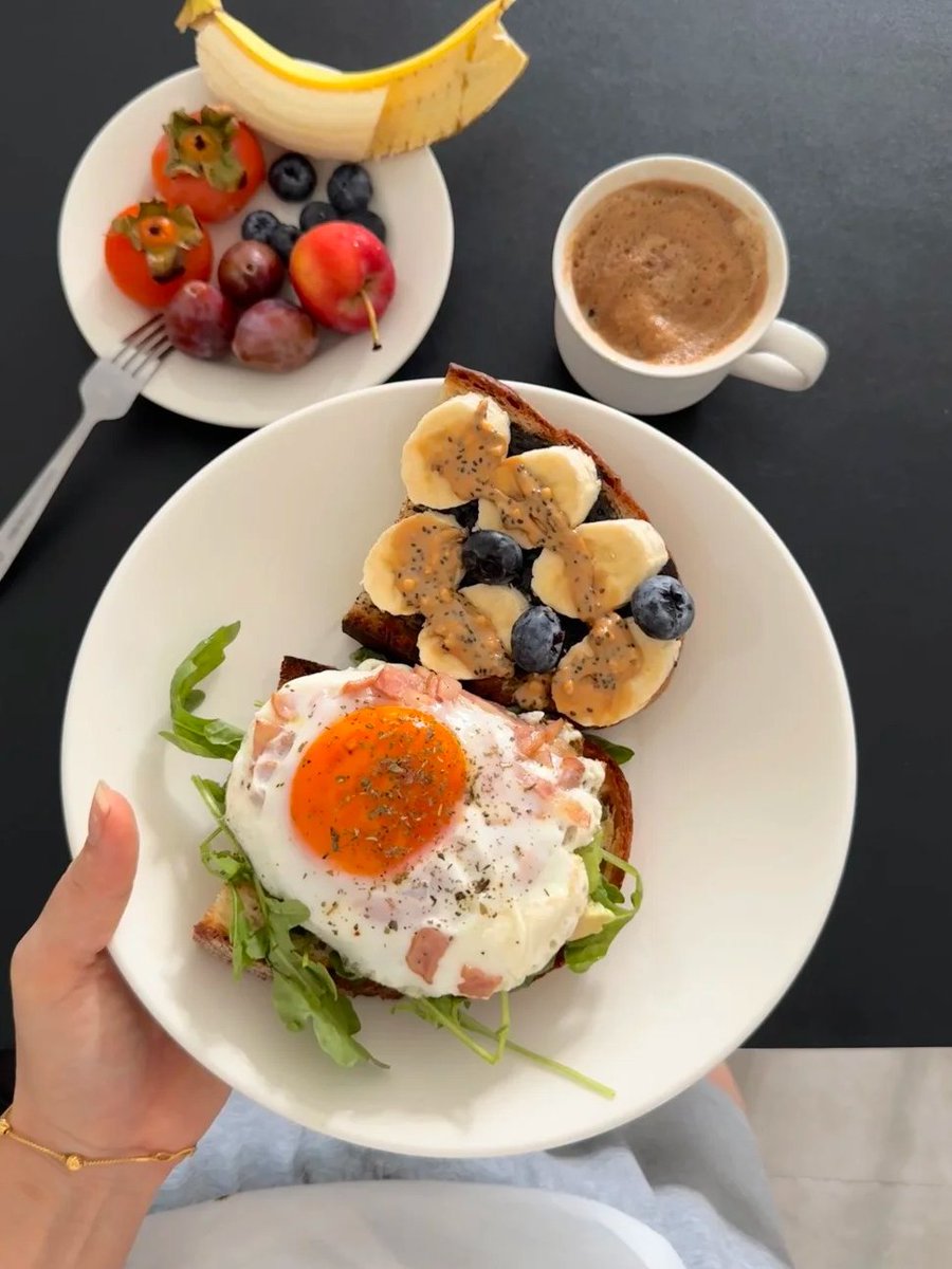Yara1465's tweet photo. Healthy breakfast to start the day right ☕🍳🍌 https://t.co/IMnY619tH2