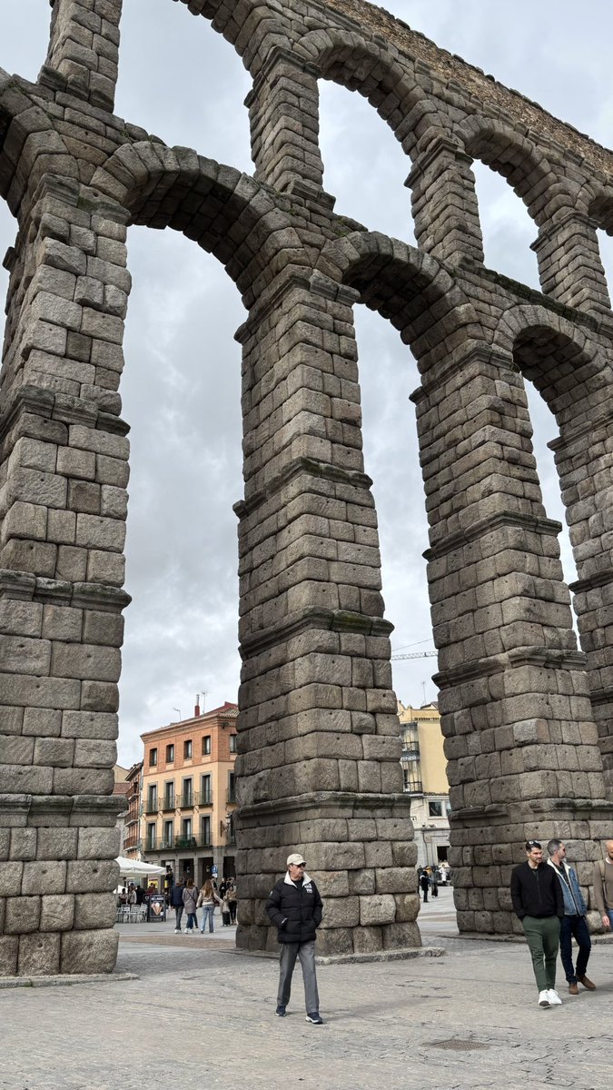 Después de estar toda la semana rodeada de gente, lo de estar en finde sola y hacer cosas sola… lo echaba de menos.
Hoy he visitado Segovia y me ha encantado😍. Volveré.