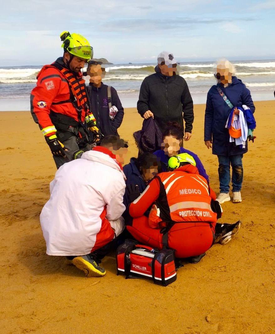 112Cantabria's tweet photo. El equipo del helicóptero medicalizado del @cantabriaes acude al rescate de una de las 14 remeras, cuya trainera vuelca accidentalmente mientras entrenaban en la playa de #Somo, frente a la Isla de Mouro.
1/2 https://t.co/yIiEnqbEAX