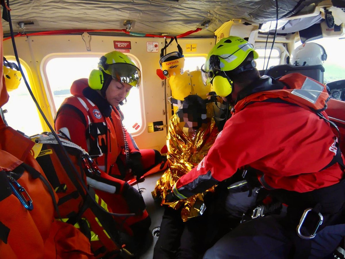 112Cantabria's tweet photo. El equipo del helicóptero medicalizado del @cantabriaes acude al rescate de una de las 14 remeras, cuya trainera vuelca accidentalmente mientras entrenaban en la playa de #Somo, frente a la Isla de Mouro.
1/2 https://t.co/yIiEnqbEAX