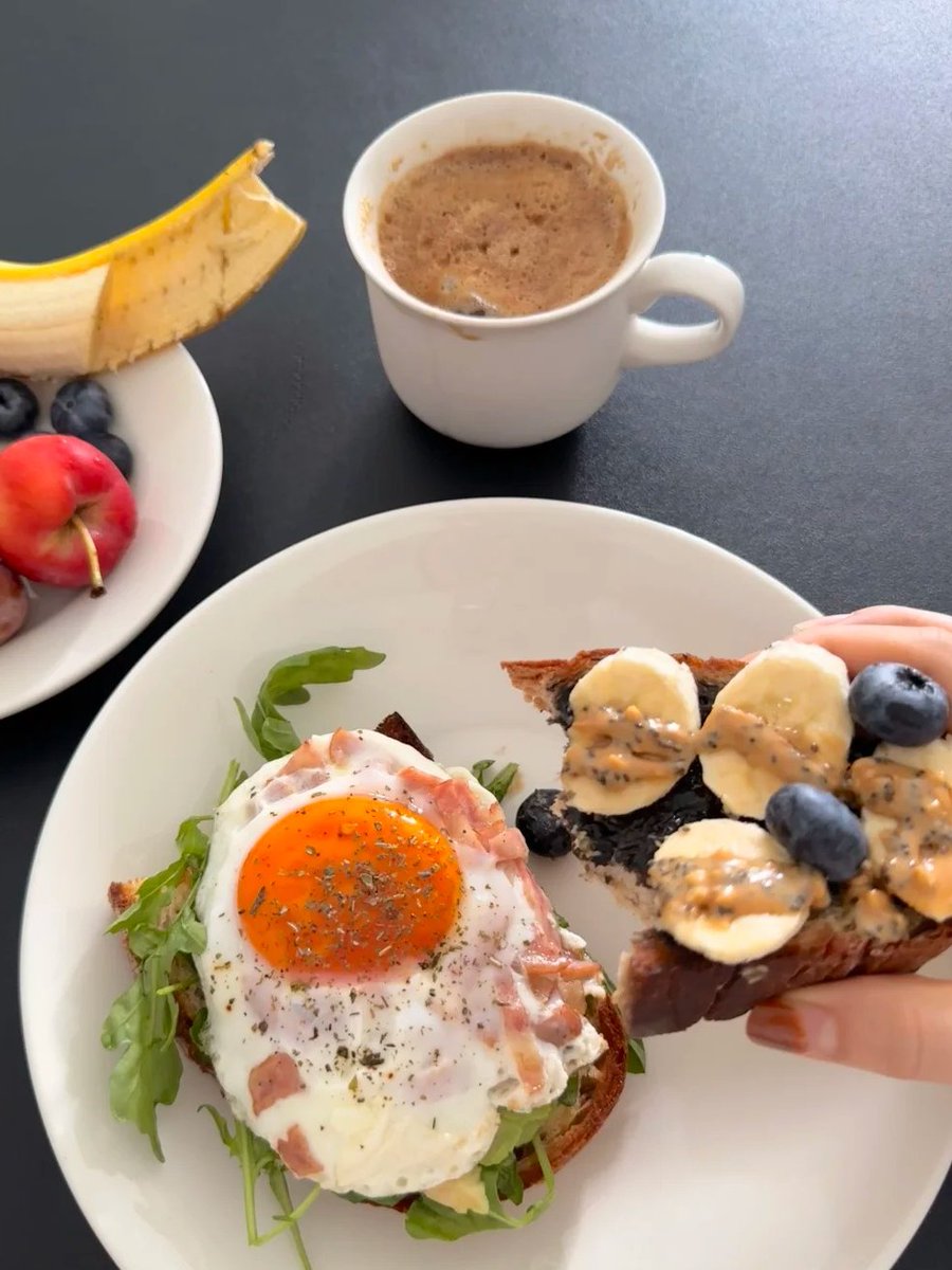 Yara1465's tweet photo. Healthy breakfast to start the day right ☕🍳🍌 https://t.co/IMnY619tH2