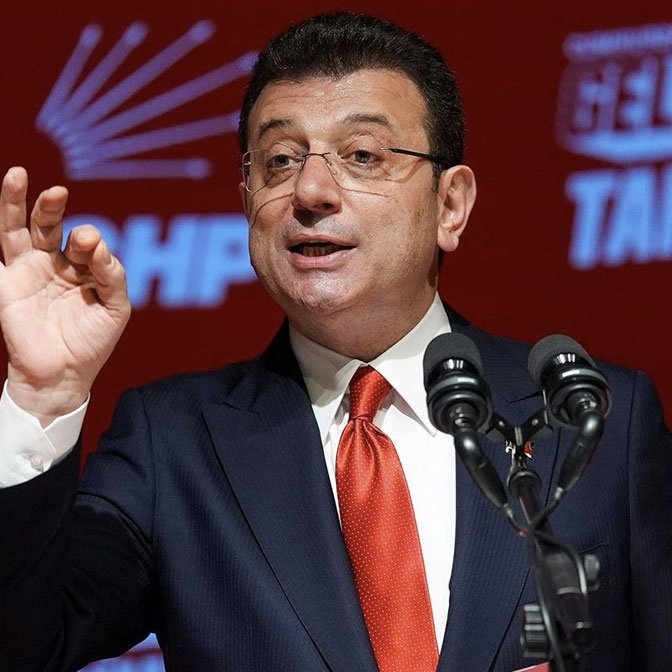 Seçilmiş toprak hırsızı.

Seçilmiş istanbul vurguncusu.