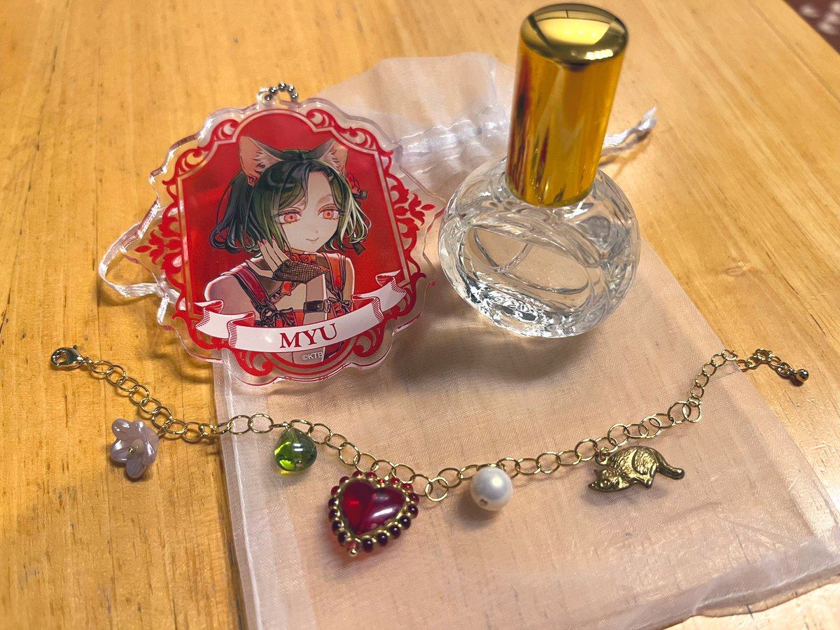 Ren_Wanderer's tweet photo. そして、MISAKIさんのアクセサリーも購入💎
一点もののアクセサリーの他、パーツは自分で選んでそれをブレスレットにしていただけるものもあったので、ミューちゃんをイメージして選びました❤️
赤のハート、猫、緑（髪色と植物）、カンパニュラ🥰
エッセンシャルオイルもいただけて嬉しかったです✨ https://t.co/YNzxEj4mCS