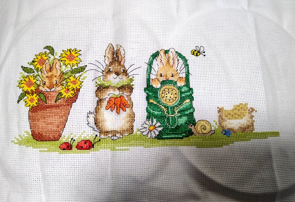 miechina1020's tweet image. 3羽めうさちゃん終わったところで急に失速中💦💦ですが、久しぶりのクロスステッチ進捗😀🎵
4羽うさぎさんの足もとだけ見えました🐇⸒⸒

#クロスステッチ   #BothyThreads