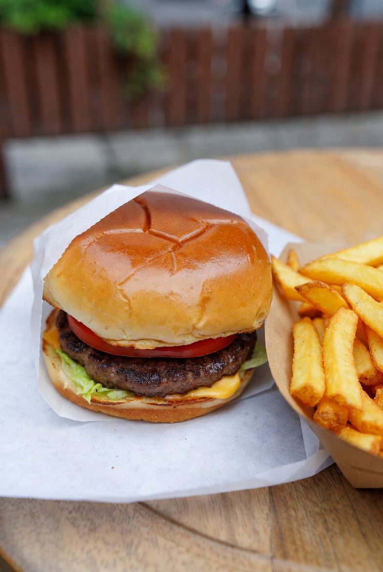 qwikad_com's tweet image. Nothing beats a good burger and fries combo.

Classic.

#burger #fries #foodie
