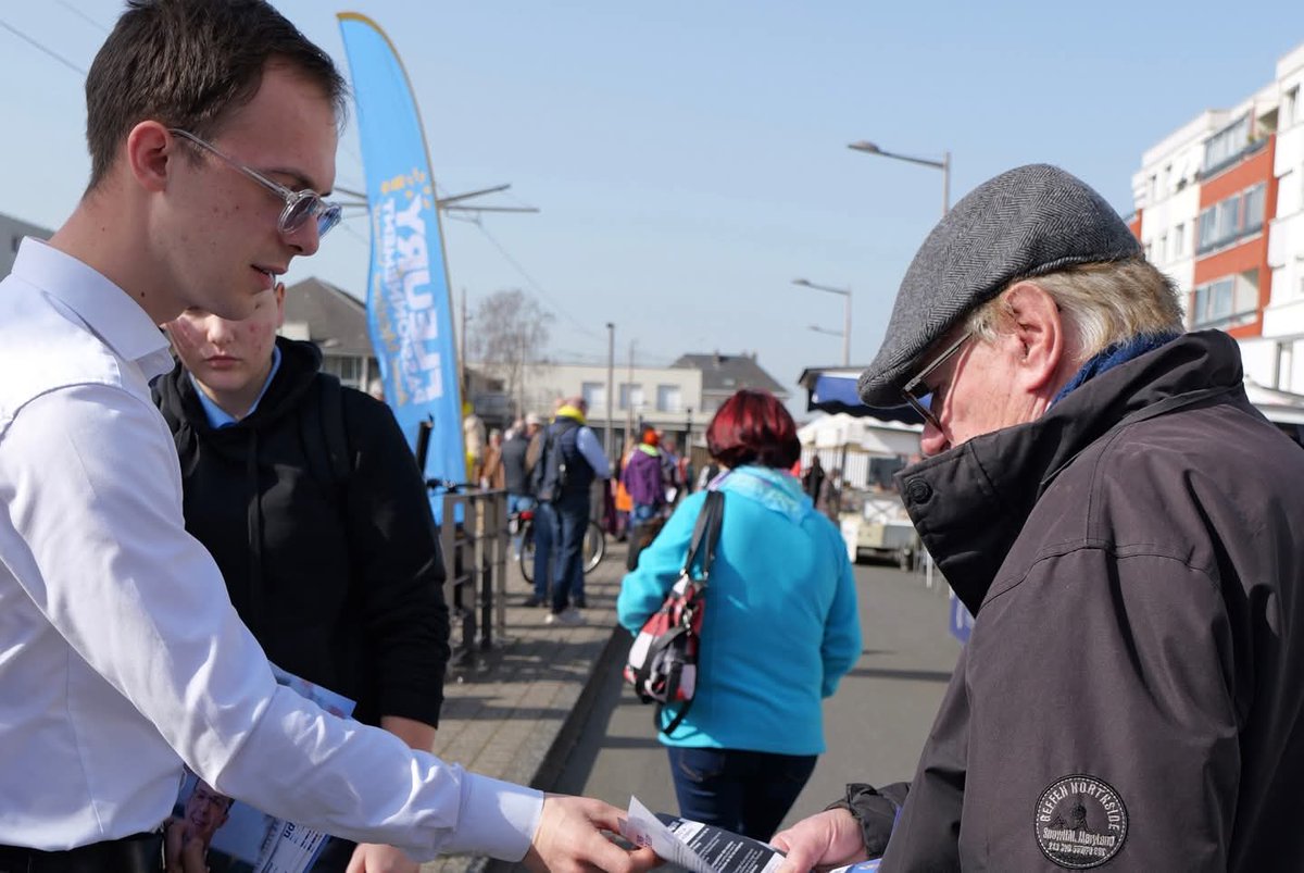 Grande mobilisation pour le dernier tractage ce matin sur le marché de #FleurylesAubrais 
Bon accueil, énorme concurrence ! Les Fleuryssois sont prêts pour le changement ! 🇫🇷☀️
🗳 Les 15 et 22 mars prochains, votez et faites voter pour <a href="/guillaumebtd45/">Guillaume Boutard</a> <a href="/RN45/">Isabelle Norris</a>