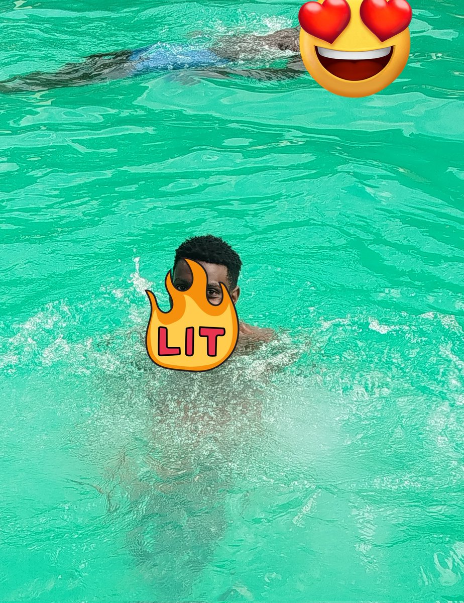Leo <a href="/Bookten8/">Book Ten</a> amekuja swimmo huku akanipata na hajui Mimi ni tweep. Nishawapigia picha Yake ya vidole 😂..nipeeni 100 rts pekee niwaangushie majamaa😂
