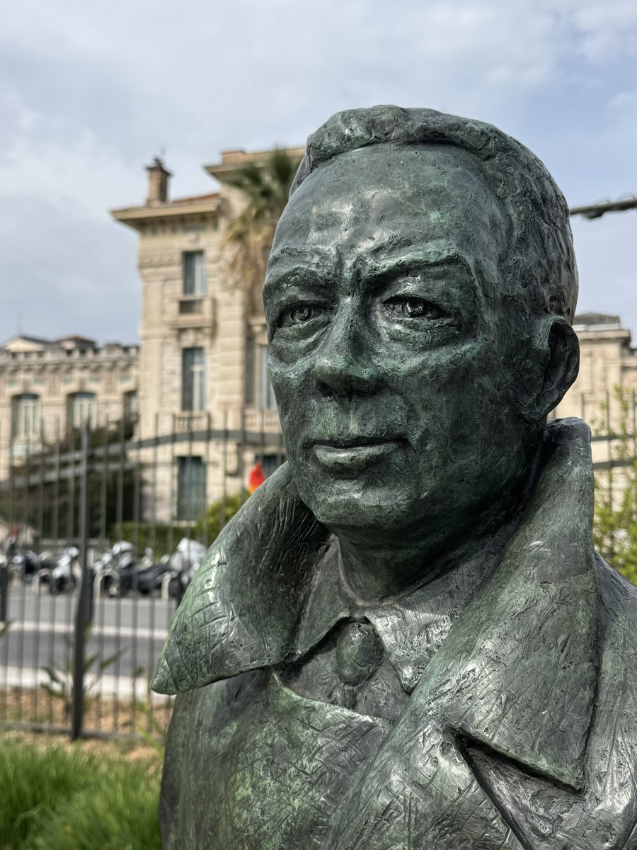 Hommage à Albert Camus devant le lycée Massena de Nice 
Plus que jamais, Camus manque au monde.