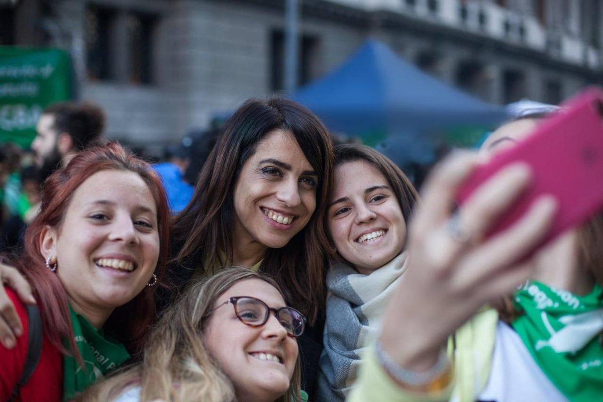 vikidonda's tweet photo. Pensé que no hacía falta aclararlo, pero parece que todavía sí: las feministas no odiamos a los hombres, somos las que queremos una sociedad que deje de odiar a las mujeres. Nos vemos mañana en la calle.✌️
#8M
#ParoInternacionaldeMujeres https://t.co/oxwfbwFn2G
