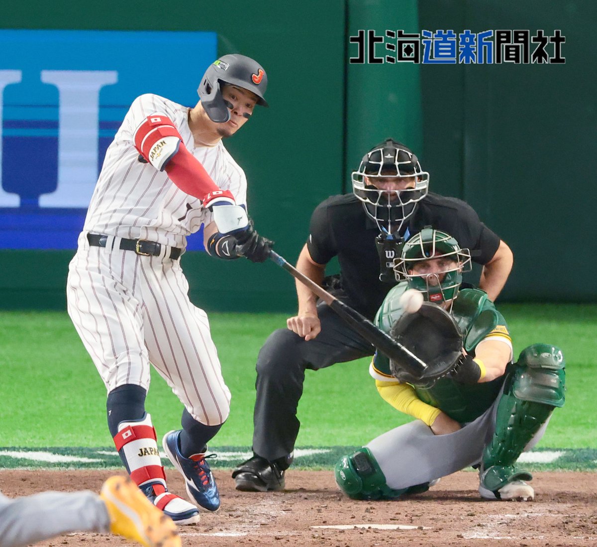 侍ジャパン は八回、#佐藤輝明 選手の2塁打で1点を加えるなど2点を