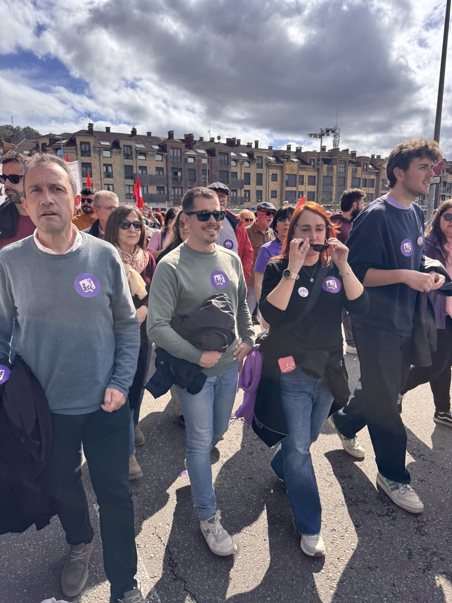Salimos a las calles en Villaviciosa en este día de reivindicación y lucha por una sociedad que asegure la igualdad, los cuidados y el territorio, porque nuestros derechos no deben depender del código postal . Ni la tierra ni las mujeres somos conquista. #8M