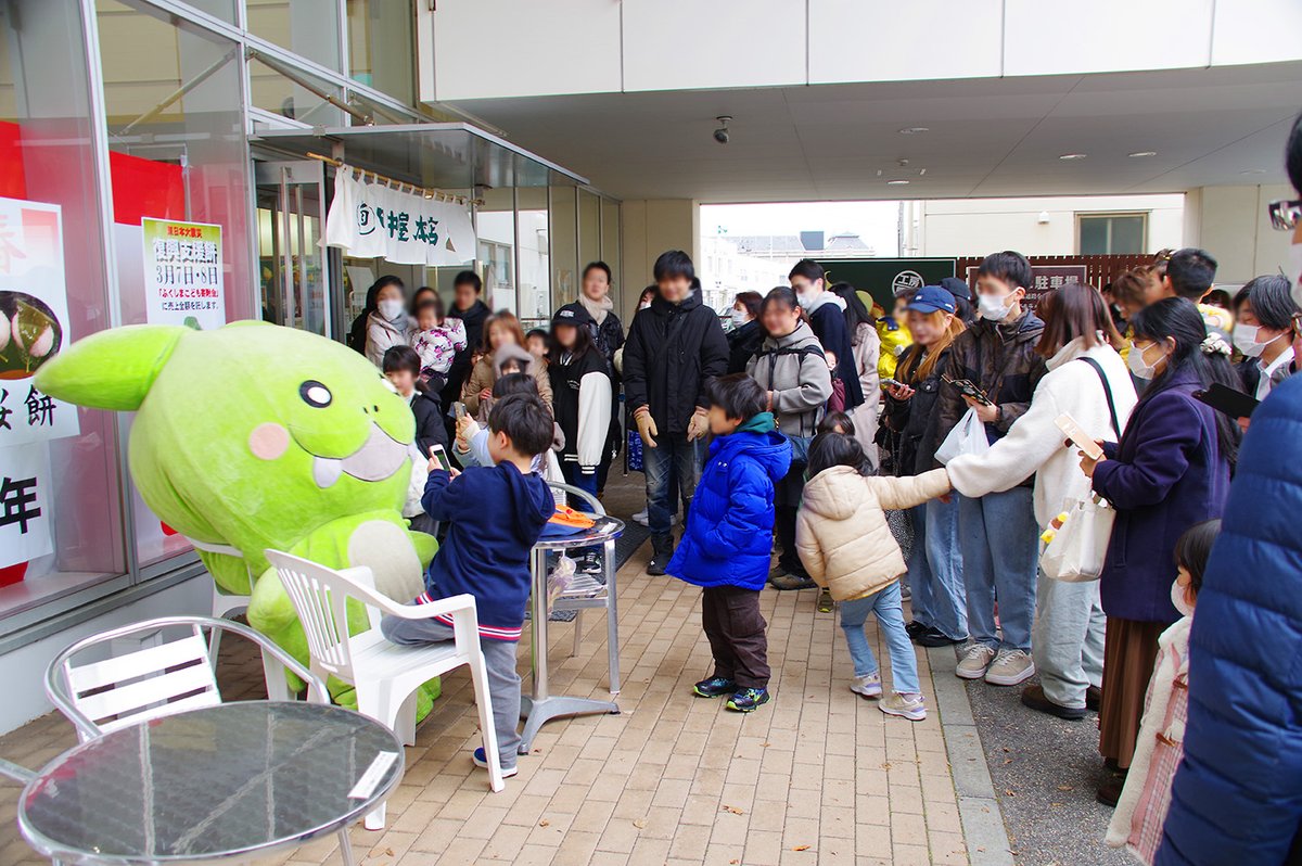 田中屋本店さんの周年祭餅つきに来てくれてみんな、ありがとねー
うんめお団子や大福は買えたろっか？
14時からの回はあんま動けなくてかんべね🙇‍♀️
またどこかのイベントへ会いに来てくれると嬉しいろ✨
