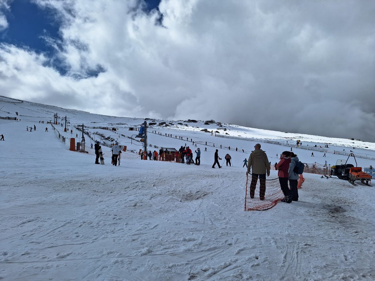 la_covatilla's tweet image. Días así en La Covatilla se disfrutan al máximo 😎❄️

Solazo ☀️, nieve para deslizar 🎿 y gente pasándolo en grande en pistas 🏔️🔥

Risas, bajadas y buen ambiente… así da gusto esquiar ⛷️🙌

#LaCovatilla #SierraDeBejar #Esqui #Nieve #SnowDay