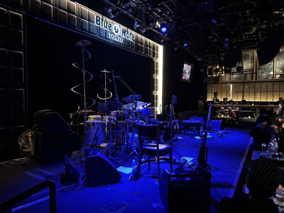 hifi059028's tweet photo. 今日はコレでした！
アメイジングで素晴らしいリズム！
音の空間ができていて、何と説明してよいのか…
ブレ��クミルズを生で体験できたのがうれしかった！
#PinoPalladino&amp;BlakeMillsfeaturingChrisDave&amp;SamGendel
#bluenotetokyo https://t.co/Na78ASMFst