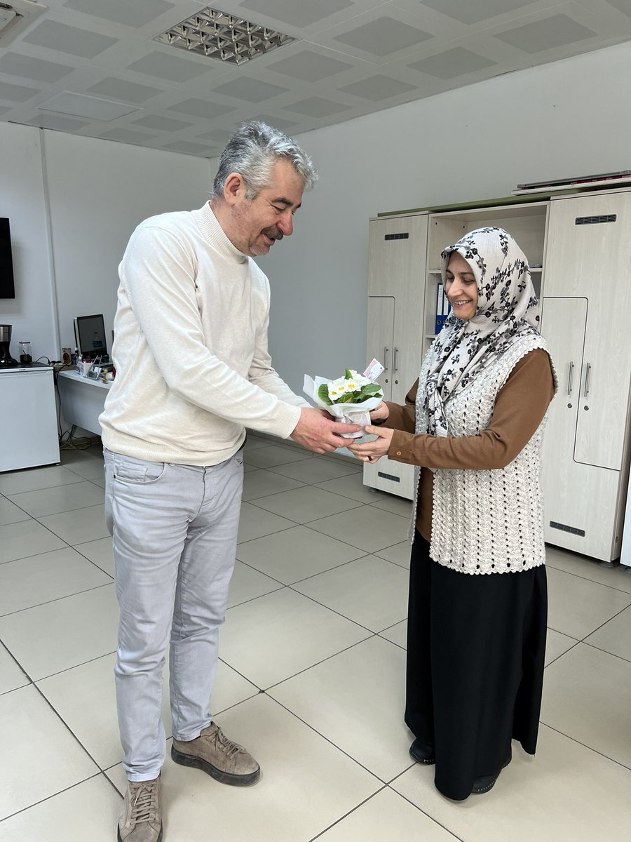 Merkezimizdeki bayan personelimizin  #8martdünyakadınlargünü’nü çiçeklerle kutladık. Emekleri, üretkenlikleri ve ilham veren duruşlarıyla dünyayı güzelleştiren tüm kadınların 8 Mart Dünya Kadınlar Günü kutlu olsun 🌸