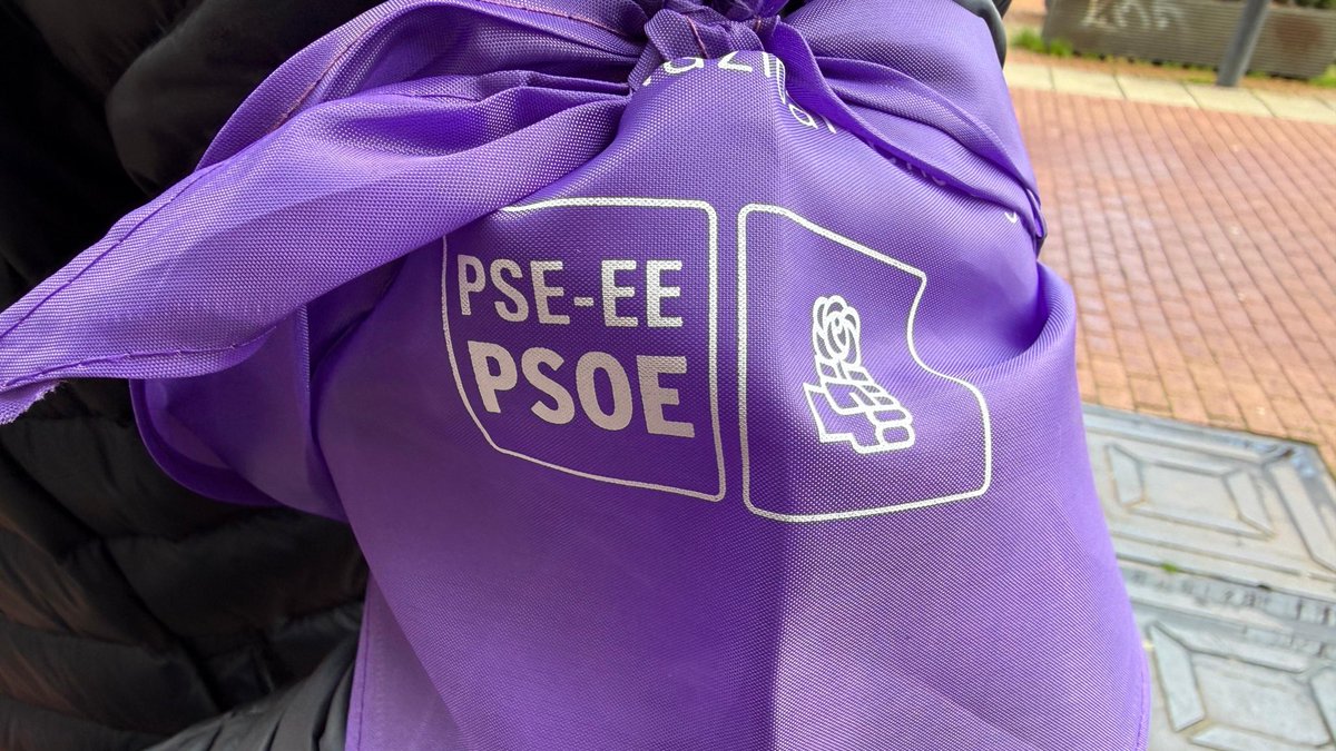 🟣 Este #8M, las y los socialistas alaveses salimos a las calles de #VitoriaGasteiz para reivindicar una sociedad igualitaria y libre de violencia machista.

Frente a quienes amenazan nuestros derechos, más feminismo, más igualdad y ni un paso atrás.

#AhoraMásFeminismoQueNunca