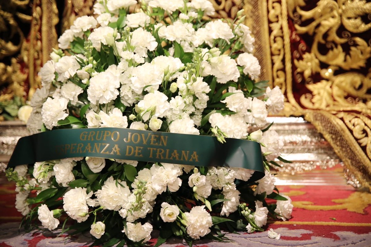 JUVENTUD 

Ayer sábado visitó la Basílica de Jesús del Gran Poder la Juventud de la <a href="/EspDeTriana/">Esperanza de Triana</a> teniendo un momento de rezo y oración ante la Santísima Virgen.

Pedimos a la Virgen de la Esperanza y a nuestra Bendita Madre del Mayor Dolor y Traspaso que bendigan a la juventud de