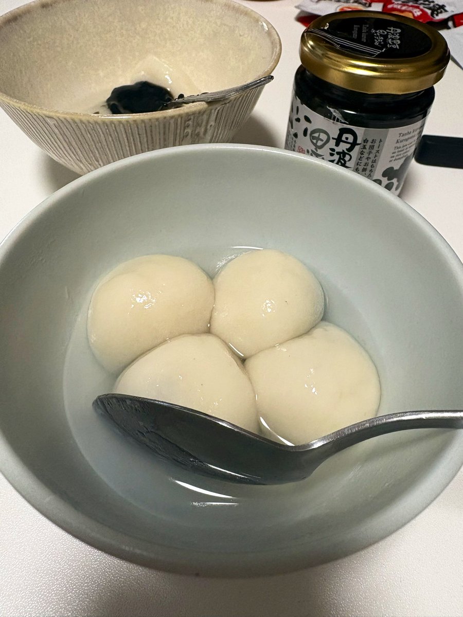 zenmebang's tweet photo. 今日は残りの糯米粉で定番の黒ごま湯圓を作ってみました。
餡は成城石井の粒感ある黒ごまジャムで簡単に
粉に対して10%のお湯で捏ねる→餡を包む→沸騰したお湯に入れ浮かんできたら差し水を2回繰り返してら完成です。
#お家でガチ中華 https://t.co/ZzTYoS2uN4