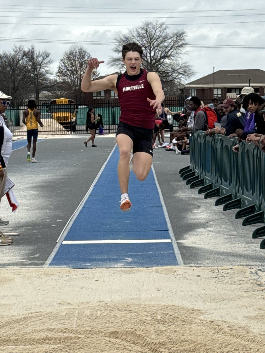 Cart3rSheats's tweet photo. Trying something new this season. What an adrenaline rush…not a bad first go 🔥 
100 meter- 11.93 sec 
Long jump- 18’10”
@HHSTigerSports https://t.co/kVNnc6yLc9