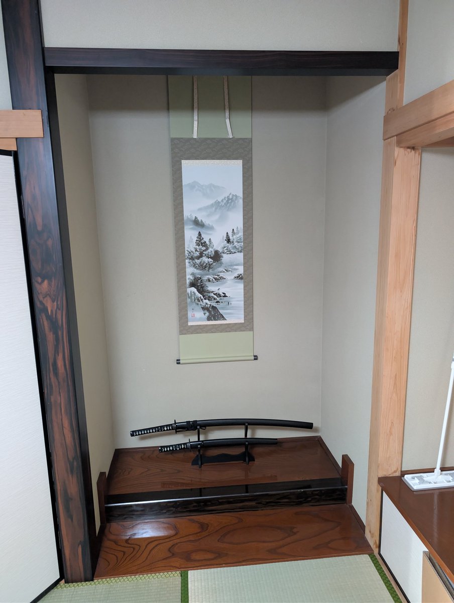 SWPLToaXYaUHS9Q's tweet photo. なんやかんやあって引っ越した先の和室の床の間をいい感じに飾り付けた。金飛んだ。まぁかっけぇしﾖｼ! https://t.co/1ZBiME2Omf