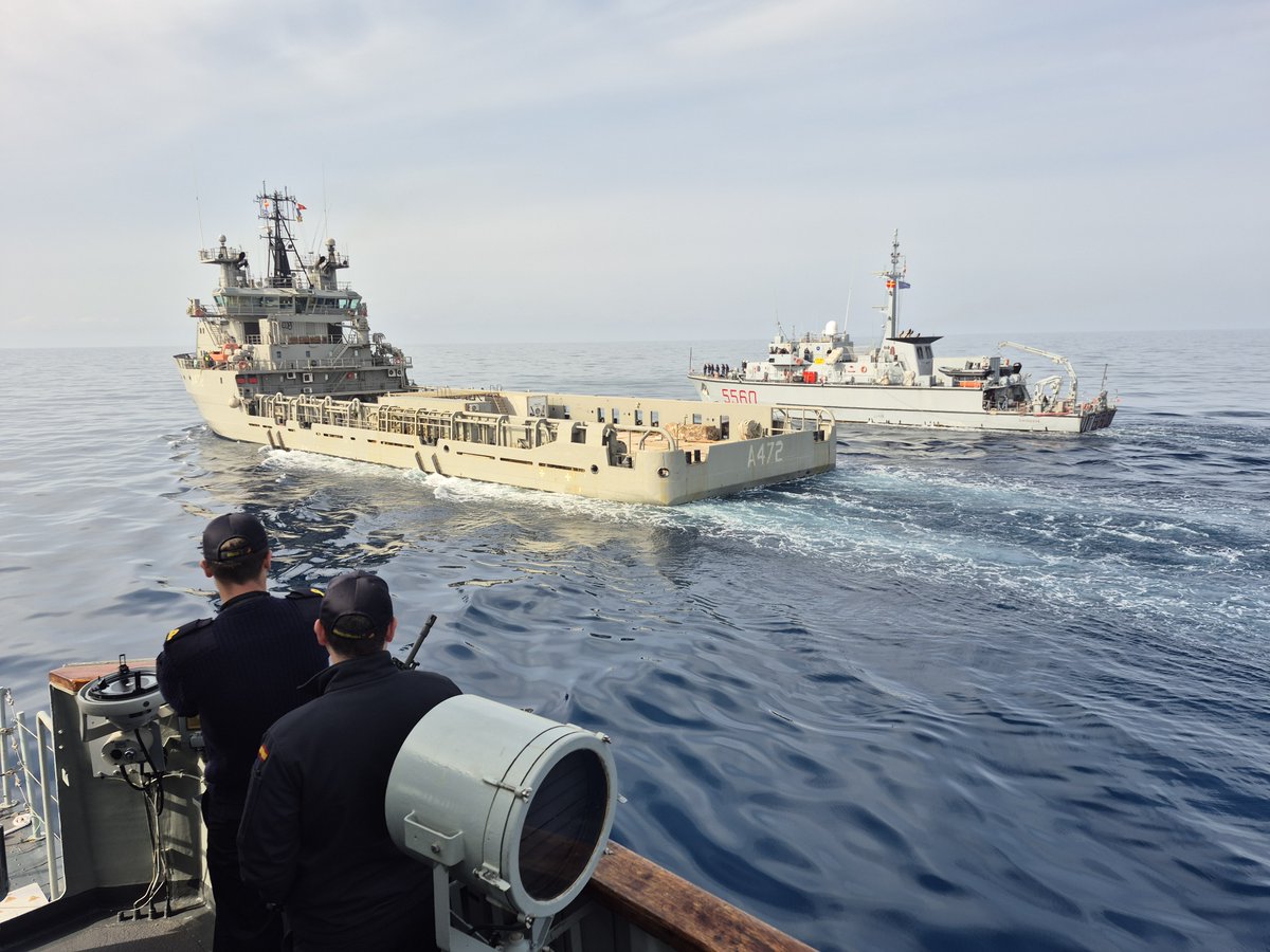 EMADmde's tweet photo. El Cazaminas ‘Tambre’, integrado en la Agrupación Permanente de Medidas Contra Minas de la @nato  nº2,realiza un aprovisionamiento con el buque griego ‘Herakles’ y el buque italiano ‘Chioggia’. Esta maniobra permite el intercambio de material sin tener que ir a puerto.
@armadaesp https://t.co/UEe0RtPwVB