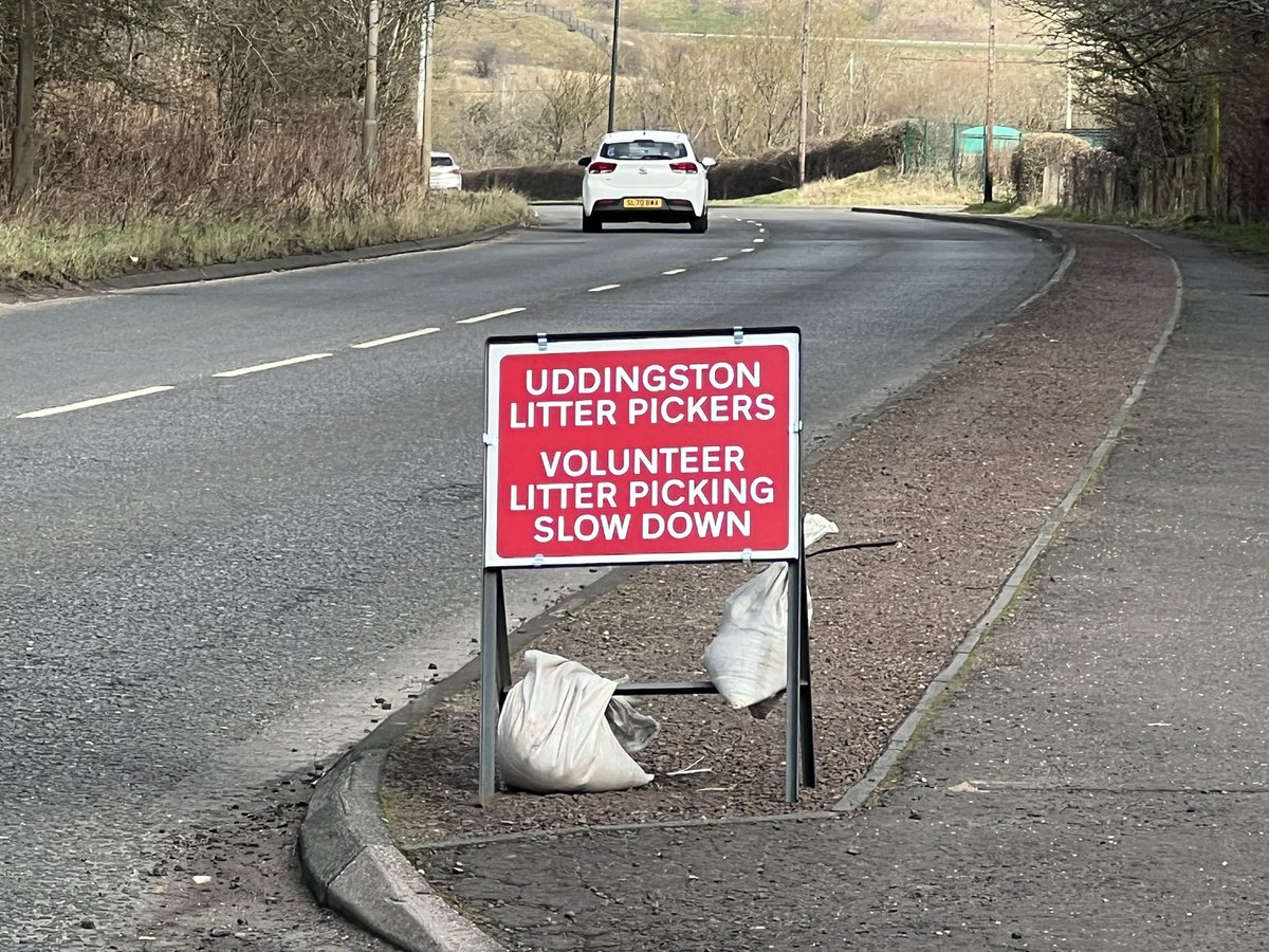 uddlitterpick's tweet image. Group pick 8/3

Aitkenhead rd  one hour 
22 bags plus loads of flytipping from the undergrowth. 
Fantastic turnout with great weather. 
Thanks to NLC for pick up today

#makingadifference

#civicpride