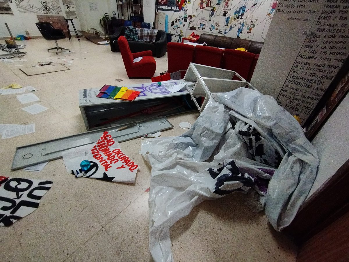 oscarlopeztwit's tweet photo. Una treintena de encapuchados ha asaltado la Universidad Complutense para destrozar los carteles del 8M y colocar simbología de Falange.

Esto está ocurriendo porque algunos (los de la libertad) no solo lo permiten: lo alientan. 

https://t.co/KWbtt71UKn https://t.co/IMi7fCiJ1x