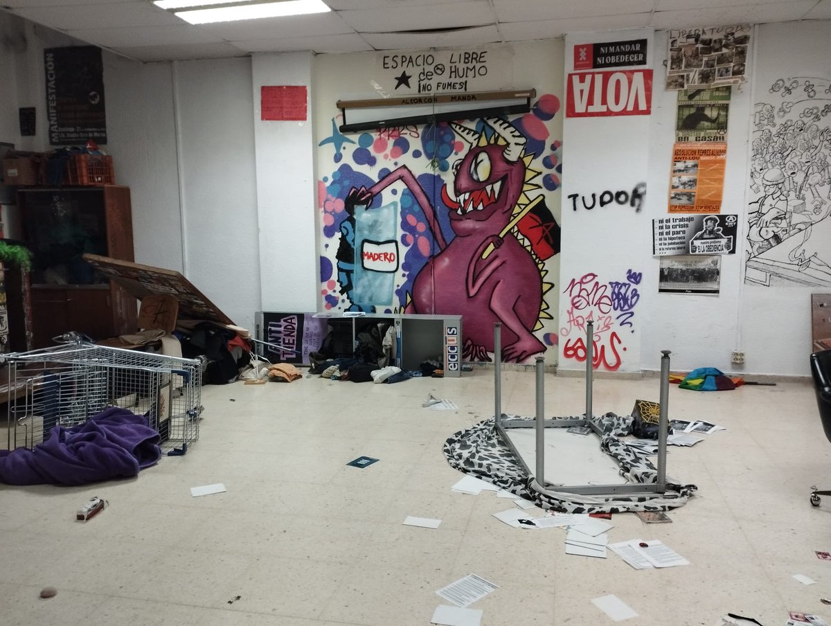 oscarlopeztwit's tweet photo. Una treintena de encapuchados ha asaltado la Universidad Complutense para destrozar los carteles del 8M y colocar simbología de Falange.

Esto está ocurriendo porque algunos (los de la libertad) no solo lo permiten: lo alientan. 

https://t.co/KWbtt71UKn https://t.co/IMi7fCiJ1x