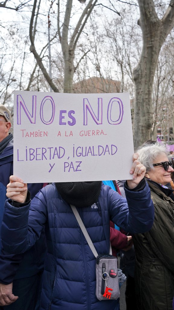 🟣✊ El "No a la guerra" y el antifascismo inundan las marchas por el #8M #DíaInternacionaldelasMujeres