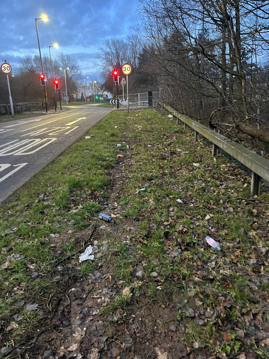 uddlitterpick's tweet image. Early Sunday by Karen -
Bellzie hill roundabout 
All slip roads picked plus the middle
3 bags 
Fallside road vegitation clear up
1 full bag
1 bag on adopted rd ( new Edinburgh rd)
1 community bag changed
Thanks NLC for pick up

#makingadifference

#civicpride