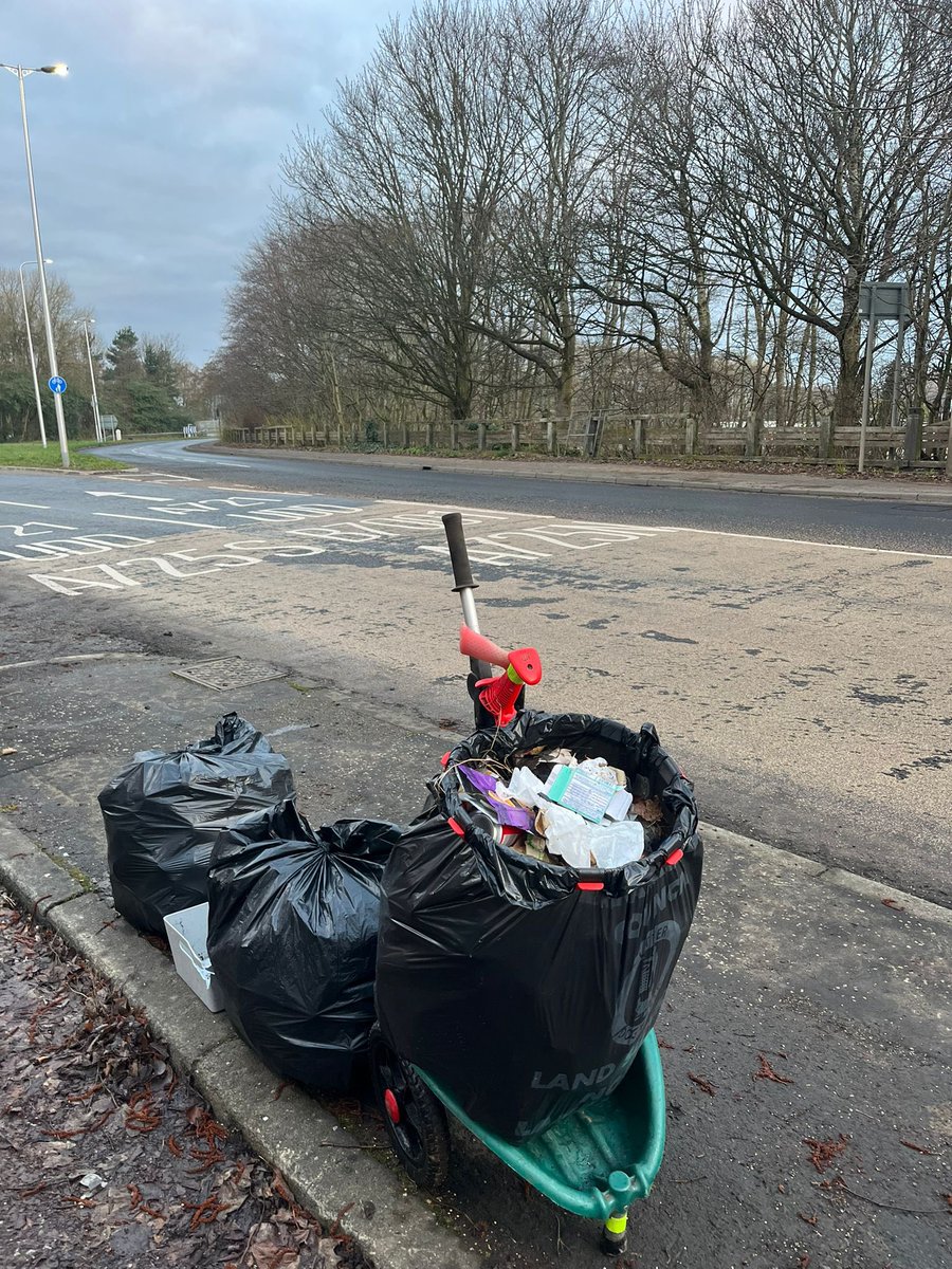 uddlitterpick's tweet image. Early Sunday by Karen -
Bellzie hill roundabout 
All slip roads picked plus the middle
3 bags 
Fallside road vegitation clear up
1 full bag
1 bag on adopted rd ( new Edinburgh rd)
1 community bag changed
Thanks NLC for pick up

#makingadifference

#civicpride