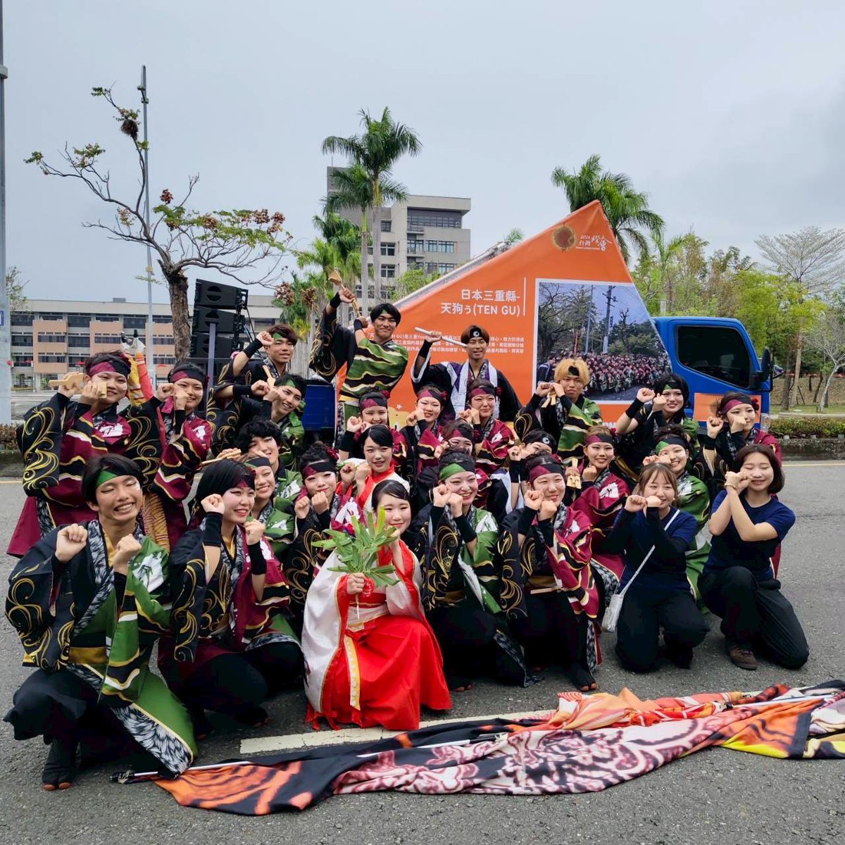 tenguyosakoi's tweet photo. 【御礼】

この度、天狗ぅは3月3日に開催された『台湾ランタンフェスティバル』に参加いたしました！

海外で演舞するという貴重な機会を下さった関係者の方に感謝の気持ちでいっぱいです🙏

「荒海を打つ｣を通して世界の人と繋がることができる、とても良い機会となりました‼️ https://t.co/rIj1aZZFSB