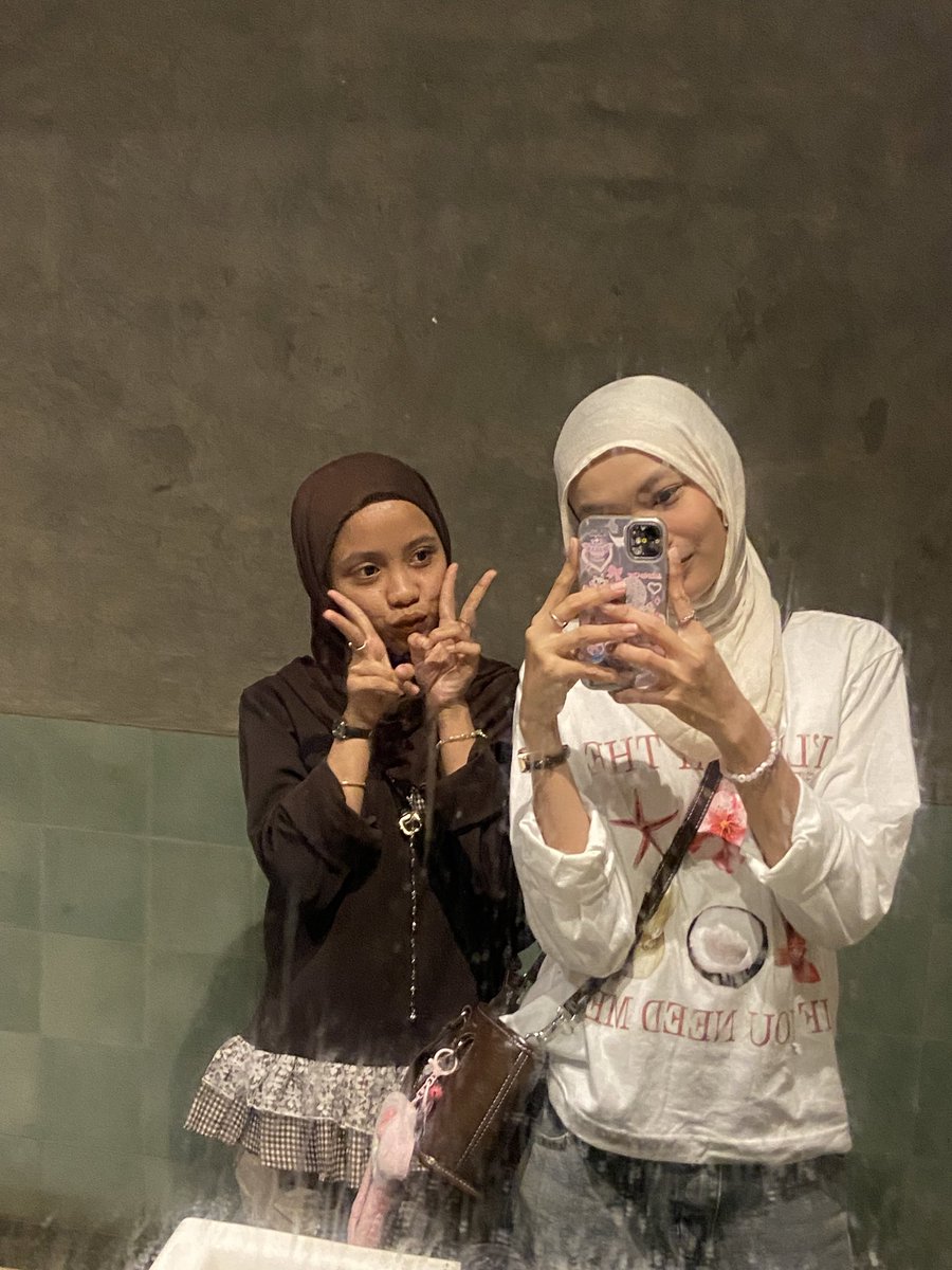 moonjunnie323's tweet photo. superr funn main again with ka @rennjwin_ 🫧akhirnya kesampean juga photoboth bareng si bocil’ kicik(sedih crb ga kebagian frame bday renjun) BUT IS OKEYYY🤗timaaci udah jajan bareng aku sampe amboksing bareng YEYY💗🫰🏻 next kitaa main berempat yaa bareng grup sibuk ituu🫰🏻🐈 https://t.co/AVyj9b6i3v