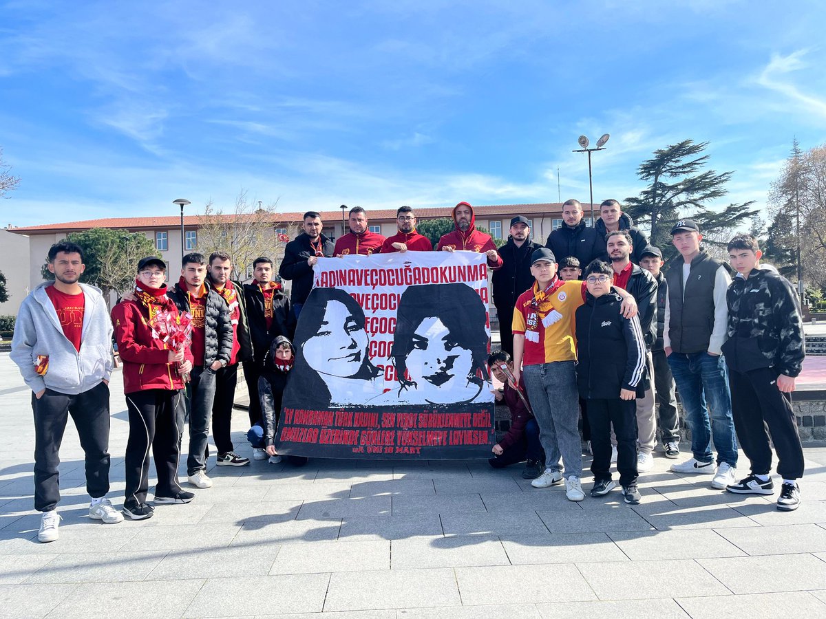 uAUNI18Mart's tweet photo. EY KAHRAMAN TÜRK KADINI, SEN YERDE SÜRÜKLENMEYE DEĞİL, OMUZLAR ÜZERİNDE GÖKLERE YÜKSELMEYE LAYIKSIN.

8 Mart Dünya Emekçi Kadınlar Günü vesilesiyle emekçi cefakar Türk Kadınına çiçek takdim ettik.

#ultrAslanUNI  #uAUNI18Mart https://t.co/SCf2N7bv44