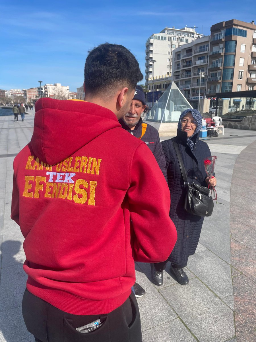 EY KAHRAMAN TÜRK KADINI, SEN YERDE SÜRÜKLENMEYE DEĞİL, OMUZLAR ÜZERİNDE GÖKLERE YÜKSELMEYE LAYIKSIN.

8 Mart Dünya Emekçi Kadınlar Günü vesilesiyle emekçi cefakar Türk Kadınına çiçek takdim ettik.

#ultrAslanUNI  #uAUNI18Mart