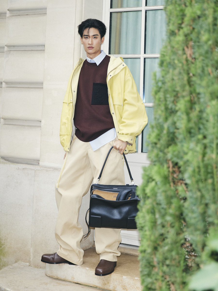 GMMTV's tweet photo. ภาพ “เต-ตะวัน“ LOEWE Brand Ambassador เข้าร่วมชม LOEWE Fall Winter 2026 Runway Show ที่ Château de Vincennes ณ กรุงปารีส ประเทศฝรั่งเศส เมื่อวันที่ 6 มีนาคมที่ผ่านมา

#LOEWEFW26 
#LOEWE @LoeweOfficial 
#Tawan_V @Tawan_V 
#GMMTV https://t.co/fTSuIAmRbG