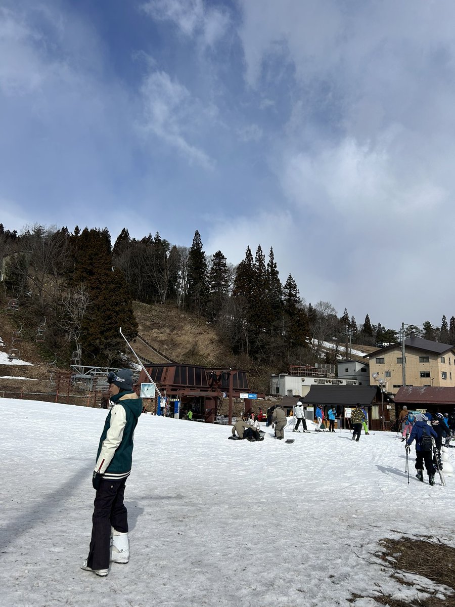 aaa_mi_1's tweet photo. 白馬八方尾根スキー場行ってきました！
あいにくの雪でなかなか滑れませんでした...来週リベンジです😭 https://t.co/oRU6yJnz47