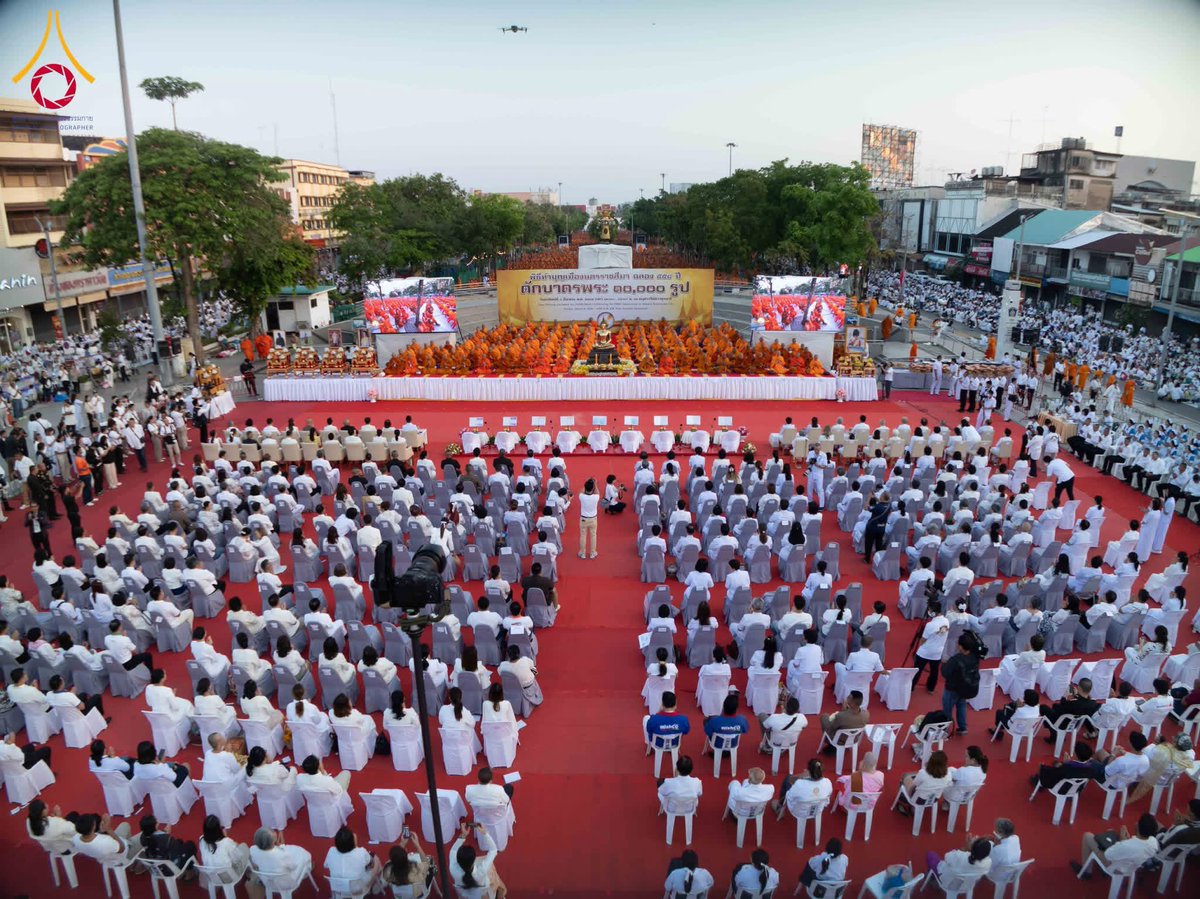 ตะลุยข่าวโคราช : บุญใหญ่เมืองโคราช ตักบาตรพระ 10,000 รูป facebook.com/share/p/18c7he…