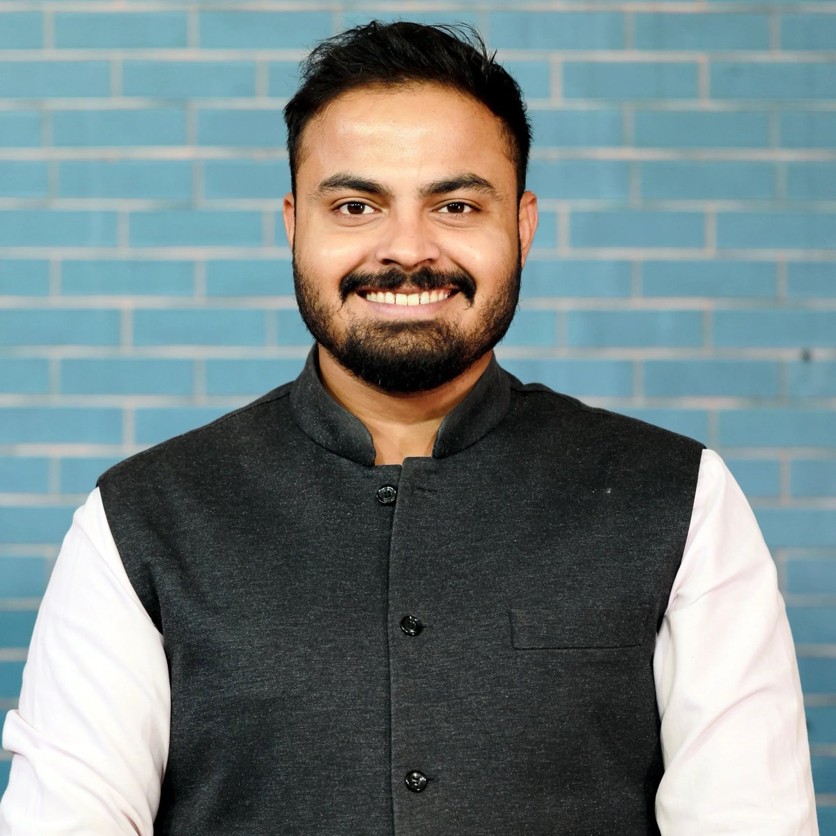 DrNimoYadav's tweet photo. > Bro is Abhinav Pandey

> Bro cut his Kalawa to enter a Muslim area to spread propaganda

> Bro interviewed a ganjedi baba and presented him as a malang

> Bro interviewed Bigg Bosser Tanya Mittal and made her ambassador of UP and MP

> Bro abused his ex-colleague, female journalists, live on his channel

> Bro did a series on Brahmeshwar Mukhiya on his channel and got inspired by him

> Bro interviewed the granddaughter of Brahmeshwar Mukhiya, Akansha Singh

> Bro claimed Akansha Singh secured 301 rank in UPSC, while she couldn’t even clear the prelims

> Bro is a fraud, don’t be like bro 👊