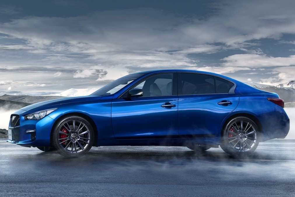 car_kobanashi's tweet photo. 日産 スカイライン 400R（2019-present 日本）
2019年のマイナーチェンジに伴い登場した「400R」は、V37型スカイラインのハイパフォーマンスグレードであり、かつての「R33型GT-R」をベースとした伝説的なコンプリートカーの名を冠する特別なモデルである。インフィニティエンブレムから日産エンブレムへと回帰したタイミングで投入され、国産スポーツセダンとして最高峰の動力性能を誇る。

パワーユニットには、3.0L V型6気筒ツインターボエンジンである「VR30DDTT」型を搭載している。このエンジンは標準仕様でも304馬力を発生するが、400Rにおいてはターボの回転センサーによる過給圧制御の最適化や、空冷式よりも冷却効率に優れた水冷式インタークーラーの採用、さらに高耐熱のタービンホイールを用いることで、最高出力を405馬力/6,400rpm、最大トルクを48.4kgm/1,600-5,200rpmへと大幅に引き上げている。トランスミッションはマニュアルモード付きの7速ATが組み合わされ、大排気量マルチシリンダー特有の重厚な加速感を提供している。

シャシー面では、世界初のステアバイワイヤ技術である「ダイレクトアダプティブステアリング（DAS）」を標準装備し、電子制御によって路面状況に左右されないダイレクトな操舵感を実現した。また、走行状況に応じて減衰力をリアルタイムで制御する「インテリジェントダイナミックサスペンション（IDS）」を採用しており、スポーツセダンらしい引き締まった足回りと快適な乗り心��を両立させている。外観上は、19インチの専用ガンメタリック塗装ホイールやレッド塗装された対向4ピストンブレーキキャリパー、そしてブラックアウトされたドアミラーなどが、標準モデルとの識別点となっている。

室内空間は、400R専用のレッドステッチが施されたスポーツシートや、パドルシフトが備わる本革巻きステアリングにより、ドライバーの気分を高揚させる演出がなされている。また、2025年10月には「400Rリミテッド」が発表された。これは400Rをベースにより足回りを締め上げられ、ハイグリップタイヤや耐フェード性の高いブレーキパッドを装備する、400台限定のモデルである。400Rは、電動化へと向かう時代の中で、大パワーの内燃機関を搭載した国産スポーツセダンの魅力を今に伝える貴重な存在である。#車小噺