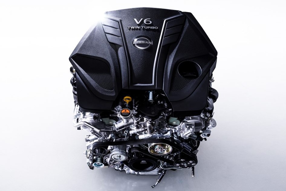 car_kobanashi's tweet photo. 日産 スカイライン 400R（2019-present 日本）
2019年のマイナーチェンジに伴い登場した「400R」は、V37型スカイラインのハイパフォーマンスグレードであり、かつての「R33型GT-R」をベースとした伝説的なコンプリートカーの名を冠する特別なモデルである。インフィニティエンブレムから日産エンブレムへと回帰したタイミングで投入され、国産スポーツセダンとして最高峰の動力性能を誇る。

パワーユニットには、3.0L V型6気筒ツインターボエンジンである「VR30DDTT」型を搭載している。このエンジンは標準仕様でも304馬力を発生するが、400Rにおいてはターボの回転センサーによる過給圧制御の最適化や、空冷式よりも冷却効率に優れた水冷式インタークーラーの採用、さらに高耐熱のタービンホイールを用いることで、最高出力を405馬力/6,400rpm、最大トルクを48.4kgm/1,600-5,200rpmへと大幅に引き上げている。トランスミッションはマニュアルモード付きの7速ATが組み合わされ、大排気量マルチシリンダー特有の重厚な加速感を提供している。

シャシー面では、世界初のステアバイワイヤ技術である「ダイレクトアダプティブステアリング（DAS）」を標準装備し、電子制御によって路面状況に左右されないダイレクトな操舵感を実現した。また、走行状況に応じて減衰力をリアルタイムで制御する「インテリジェントダイナミックサスペンション（IDS）」を採用しており、スポーツセダンらしい引き締まった足回りと快適な乗り心��を両立させている。外観上は、19インチの専用ガンメタリック塗装ホイールやレッド塗装された対向4ピストンブレーキキャリパー、そしてブラックアウトされたドアミラーなどが、標準モデルとの識別点となっている。

室内空間は、400R専用のレッドステッチが施されたスポーツシートや、パドルシフトが備わる本革巻きステアリングにより、ドライバーの気分を高揚させる演出がなされている。また、2025年10月には「400Rリミテッド」が発表された。これは400Rをベースにより足回りを締め上げられ、ハイグリップタイヤや耐フェード性の高いブレーキパッドを装備する、400台限定のモデルである。400Rは、電動化へと向かう時代の中で、大パワーの内燃機関を搭載した国産スポーツセダンの魅力を今に伝える貴重な存在である。#車小噺