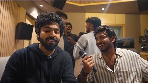 moviiettime's tweet photo. ரஜினி , கமல் மாதிரி பெரிய star power இல்லாமலேயே magic உருவாக்க முடியும் என்பதை மீண்டும் நிரூபிக்கிறார் #GVPRAKASH. அவருடைய music itself creates the magic🎶
இப்போது debut hero #KenKarunas உடன் வந்துள்ள பாடல்கள் ஏற்கனவே சென்சேஷன் ஆகி trending. Trailer-ல வந்த powerful BGM ரசிகர்களிடம் massive vibes & hype உருவாக்கி வருகிறது👌
மனுஷன் @gvprakash தொட்டதெல்லாம் பொன்னாக மாறிட்டு இருக்கு ❤️